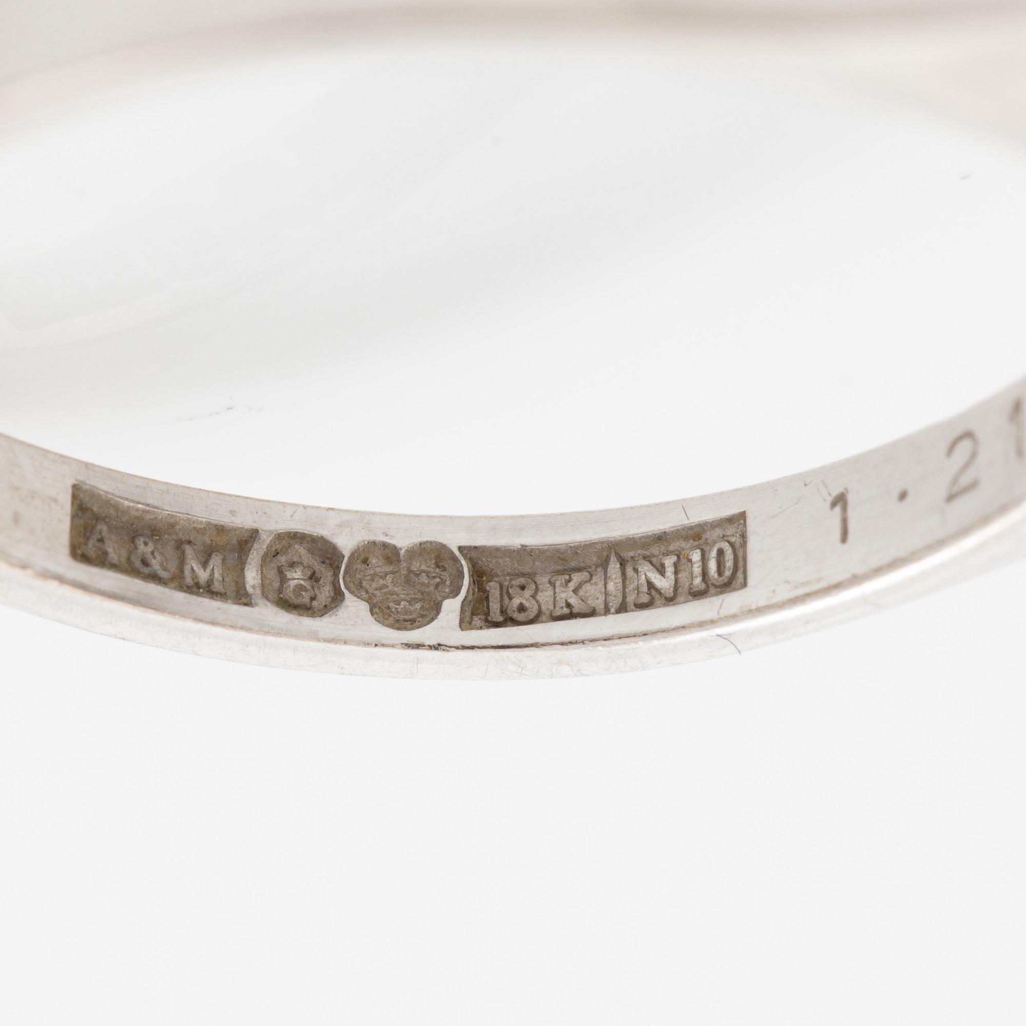 Ring, carmosémodell 18K vitguld med safir och briljantslipade diamanter.