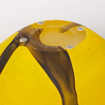 Ulrica Hydman-Vallien, a glass bowl, Kosta Boda.