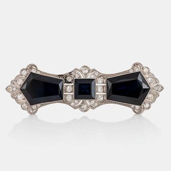 870. An 18K gold brooch set with step-cut sapphires with a total weight of ca 40.00 cts.