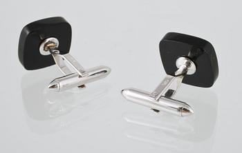 MANSCHETTKNAPPAR, 14K vitguld med cabochonslipade rubiner 0.77 ct samt onyx. Vikt 8,7 gram.