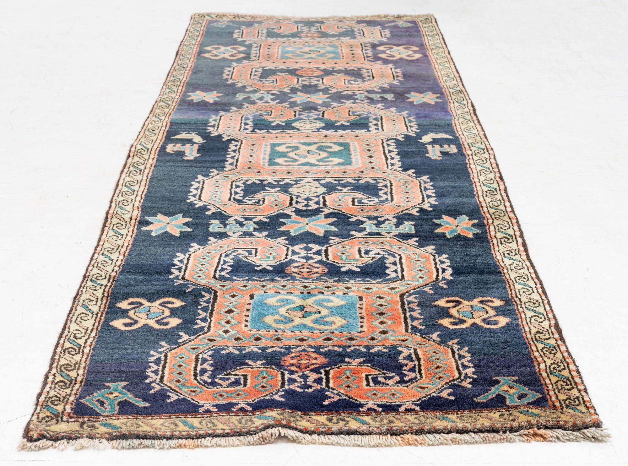 Gallery carpet, probably Kurdish/Karagah, 290 x 90 cm.