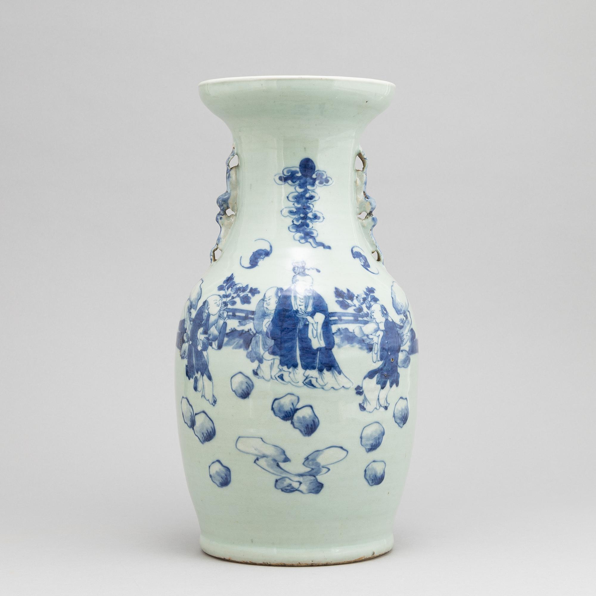 A Chinese porcelain vase, late Qing dynasty, Tongzhi (1862-1874).