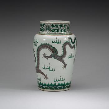 A dragon vase, late Qing dynasty, 19th Century.