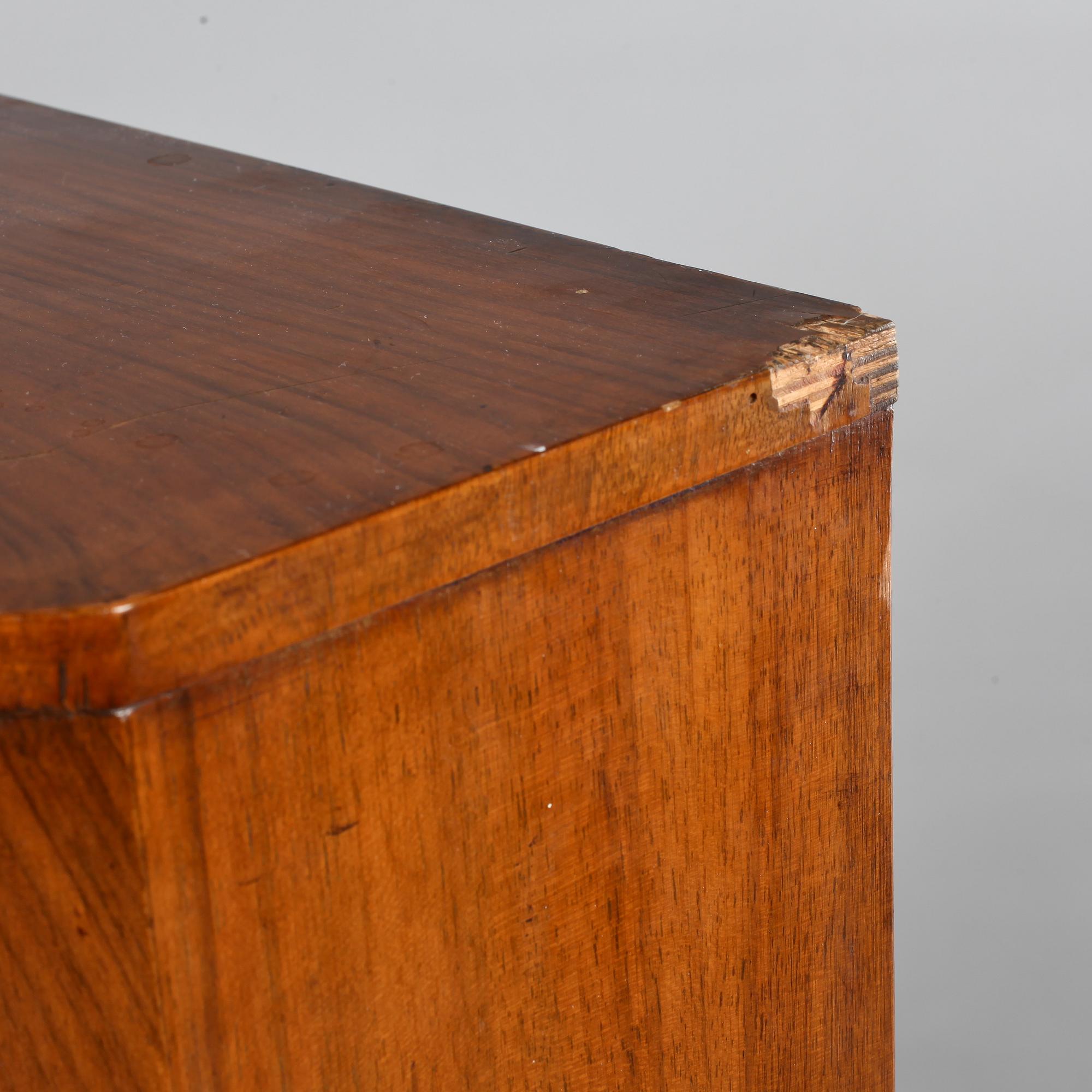 VITRINSKÅP, 1900-talets andra kvartal.