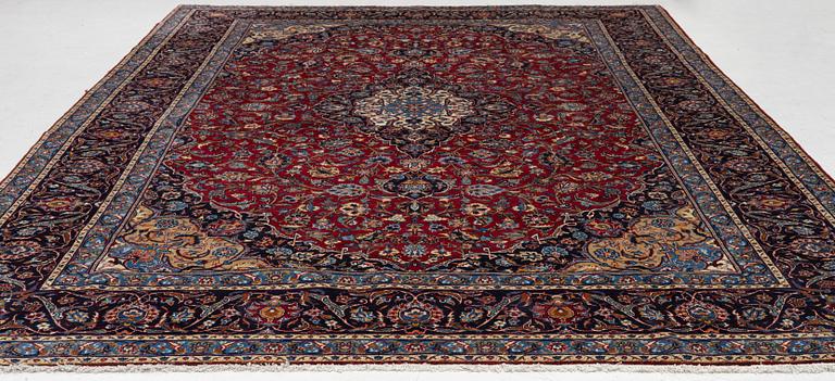 A Kashan carpet, a. 407 x 265 cm.