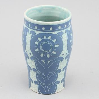 VAS, stengods, Sgraffitto, Josef Ekberg Gustavsberg, signerad och daterad 1917.