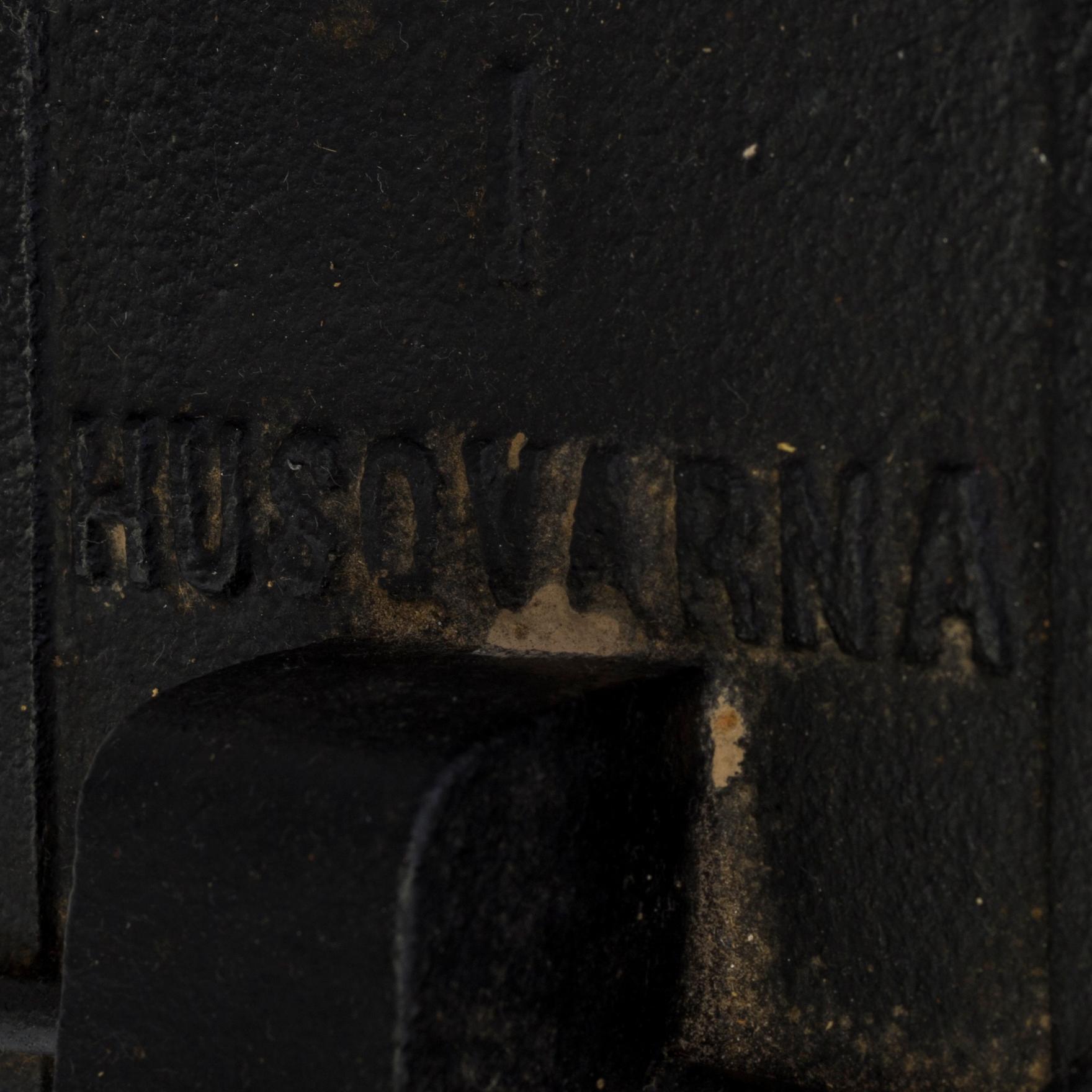STRYKJÄRN PÅ STÄLL, gjutjärn, Husqvarna, 1800-tal.