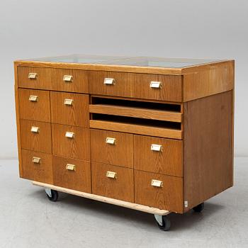 A mid 20th Century chest of drawers.