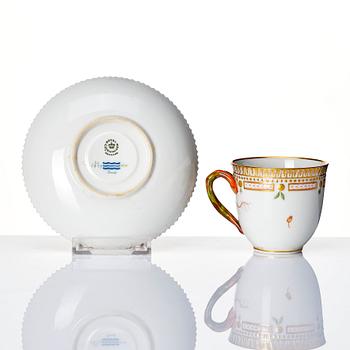 Kaffekoppar, med fat, tre stycken samt fem assietter, porslin. Royal Copenhagen, 'Flora Danica', Danmark, 1900-tal.
