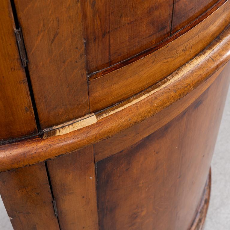 Hörnskåp, Karl-Johan, 1800-talets första hälft.