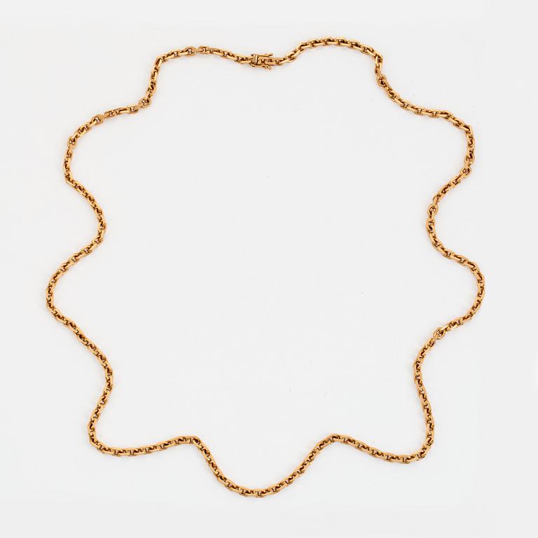 An 18K gold necklace.