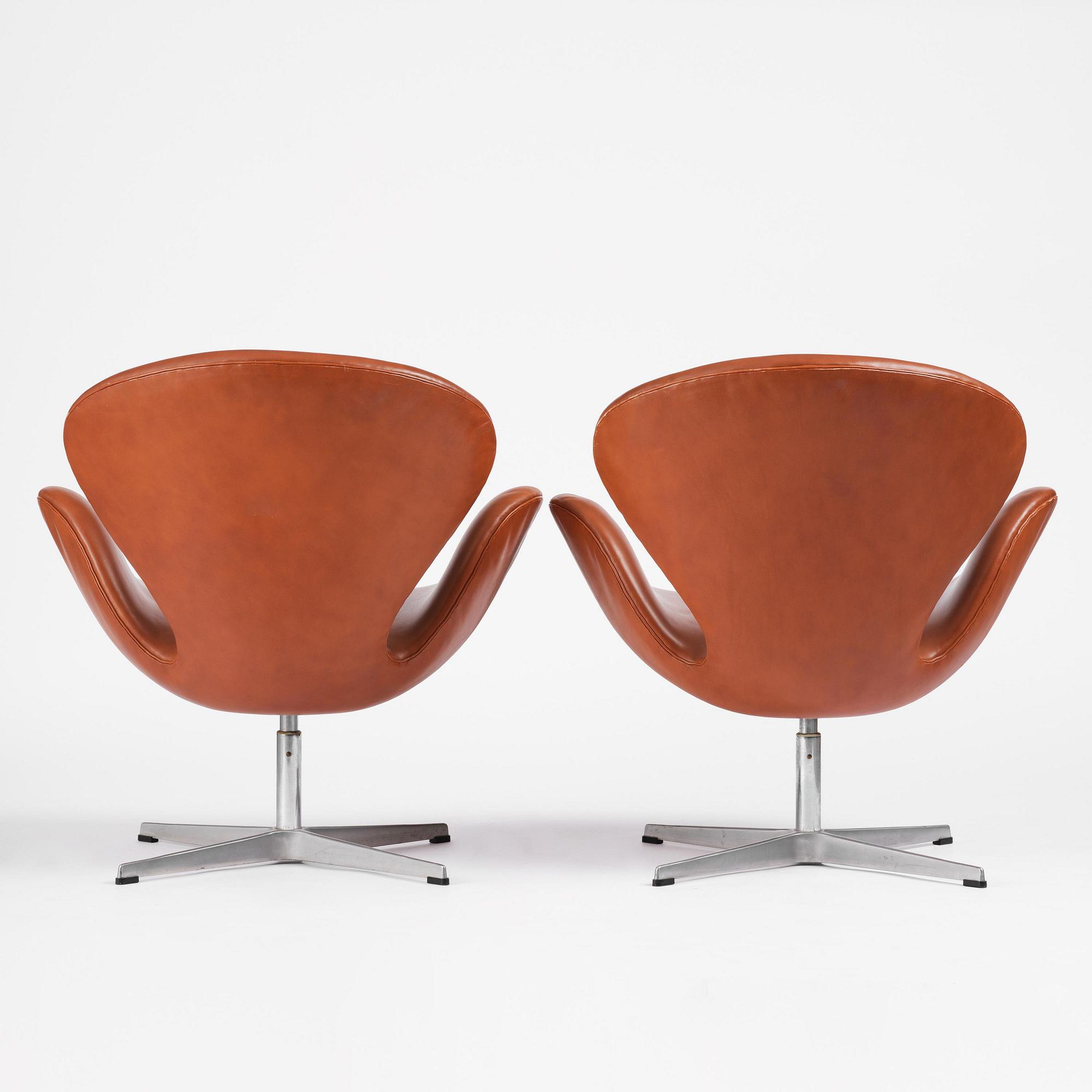 Arne Jacobsen, fåtöljer, ett par, "Svanen", Fritz Hansen, Danmark, 1980.