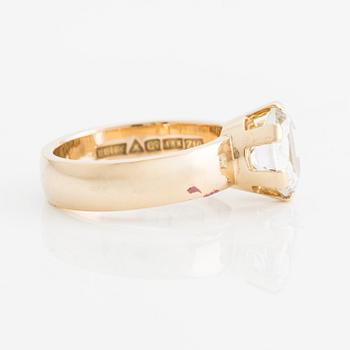 Ring in 18K gold with a faceted rock crystal.