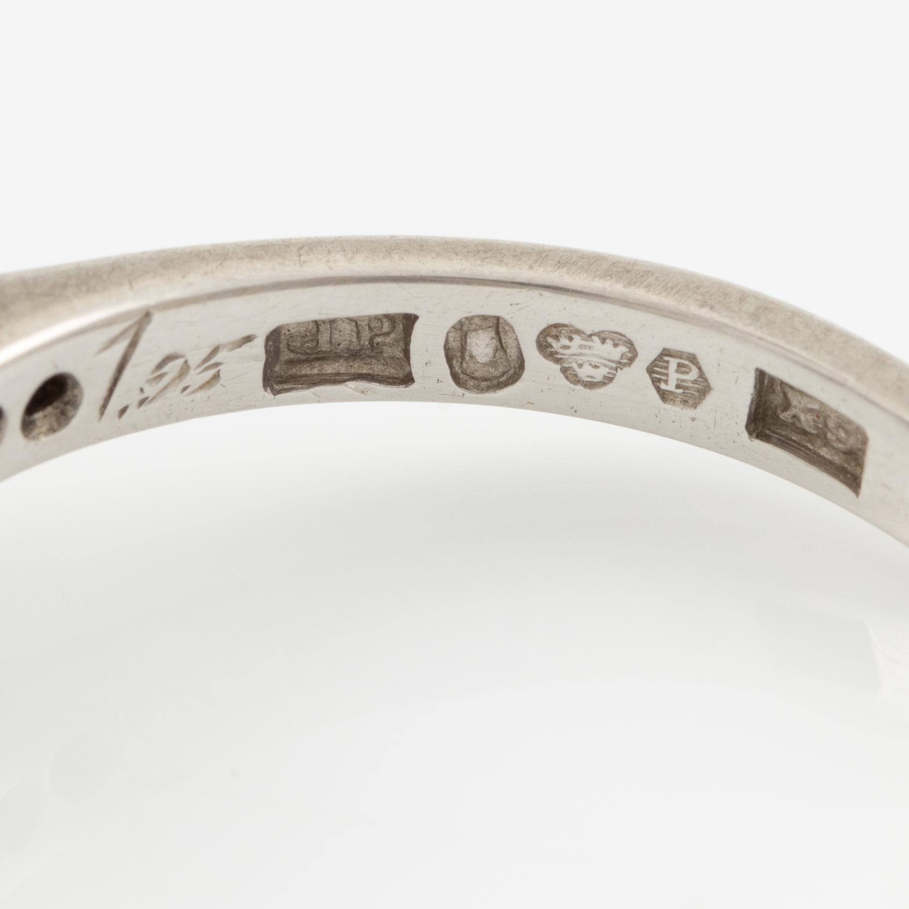 Ring in platinum with brilliant-cut diamond.