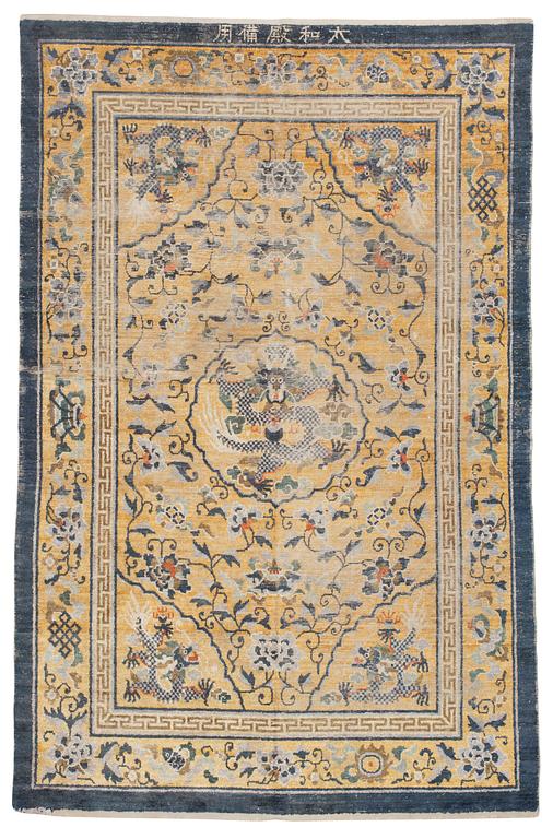 ANTIK SILKE KINESISK MATTA. 236 x 158 cm.