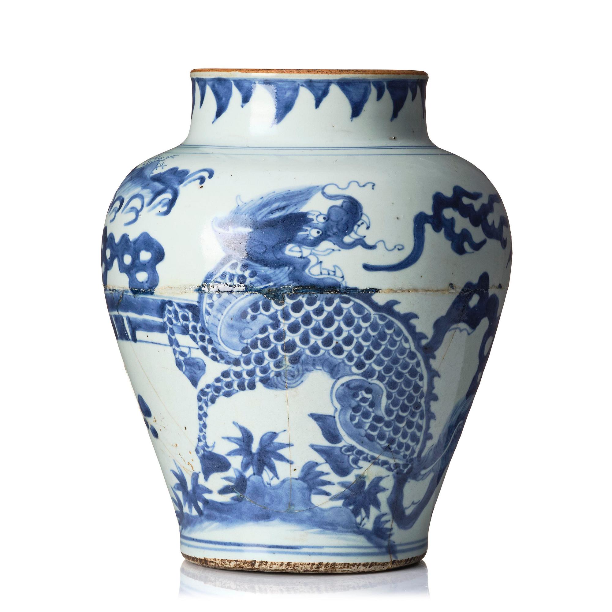 A blue and white transition vase, 17th century.