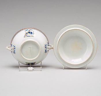 SKÅLFAT samt EQUELLE med LOCK, vapenporslin, Qingdynastin, Jiaqing 1796-1820.