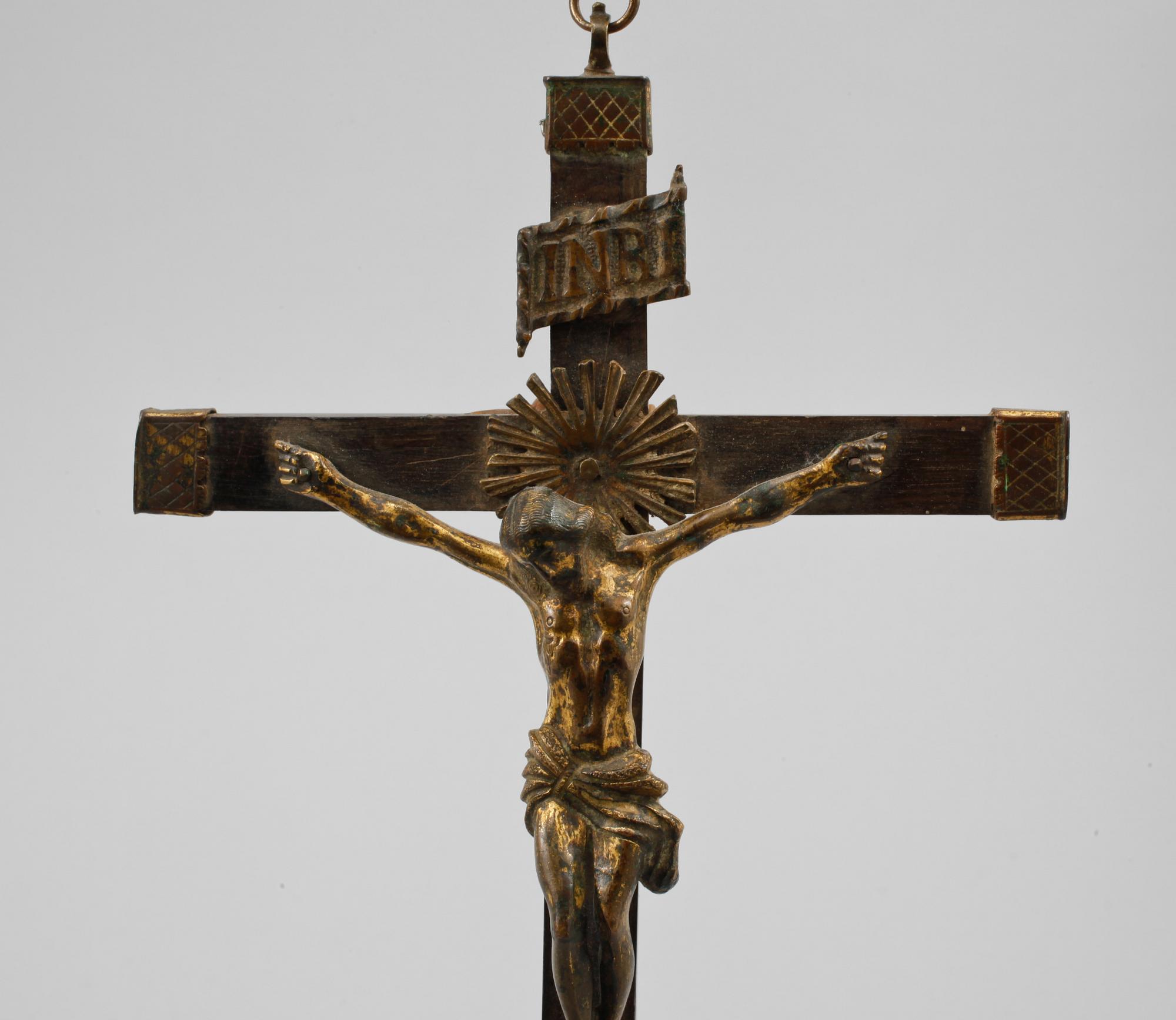 KRUCIFIX, trä och delvis förgylld brons, 1800-tal.