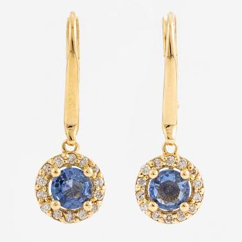 Earrings 18K gold with sapphires and brilliant-cut diamonds.