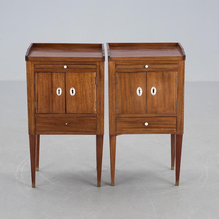 POTTSKÅP/SÄNGBORD, ett par, gustaviansk stil, 1900-tal.