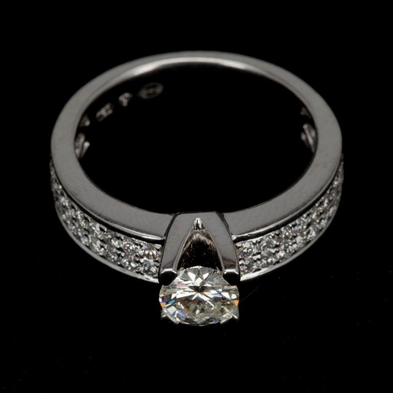 RING, vitguld 18K, diamanter tot. 1,40 ct. Vikt 6,3 g.