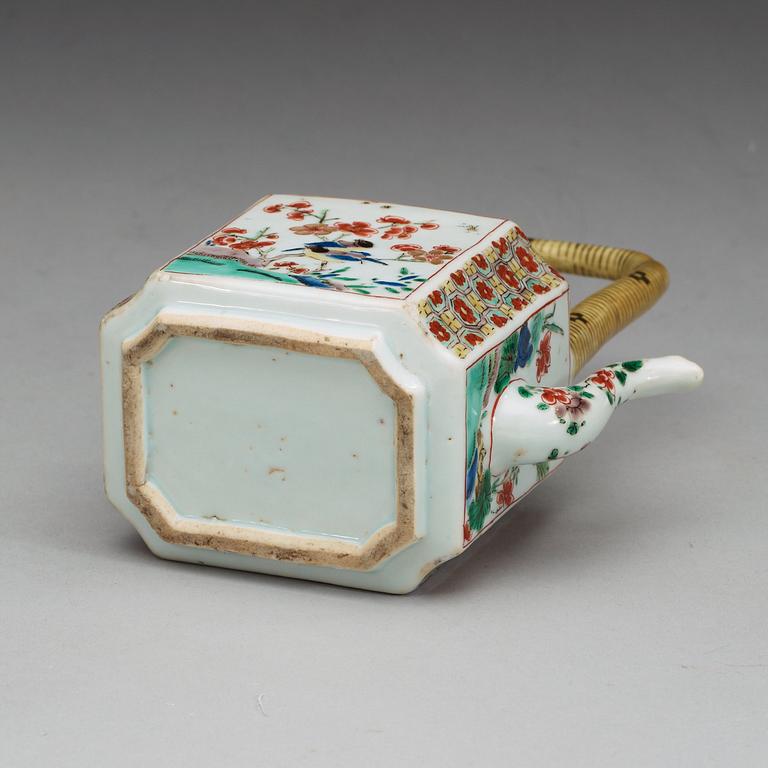 A famille verte tea pot with cover, Qing dynasty, Kangxi (1662-1722).