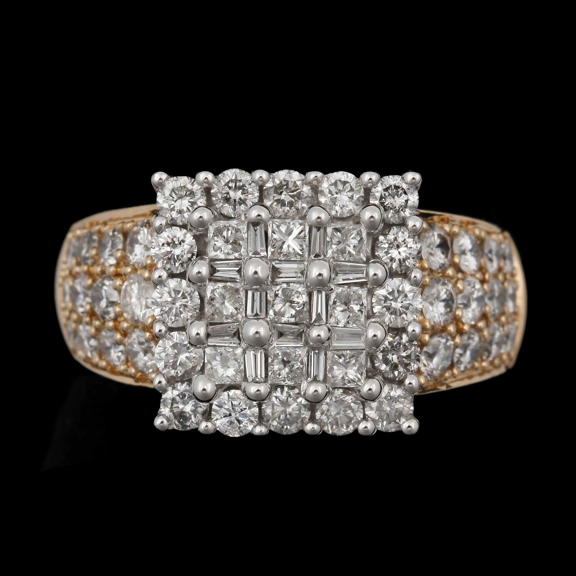 RING, 14k guld med princess-, baguett- och briljantslipade diamanter totalt ca 2.20 ct, 2000-tal. Vikt 8 g.