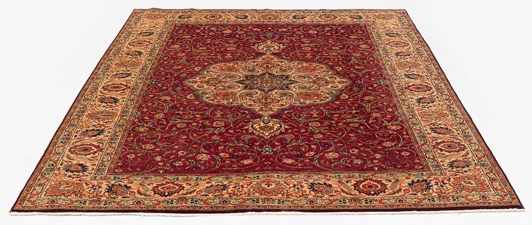 A semi-antique Tabriz carpet, cork wool, 290 x 196 cm.