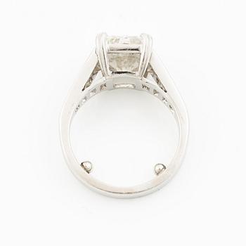 Ring platina med en radiantslipad diamant.
