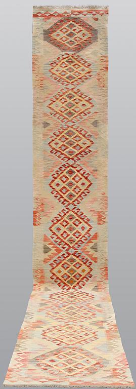 A Kilim runner, approx. 490 x 76 cm.