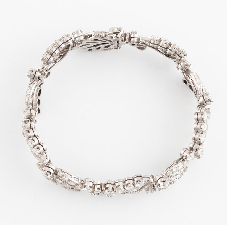 An 18K white gold bracelet set with round brilliant-cut diamonds.