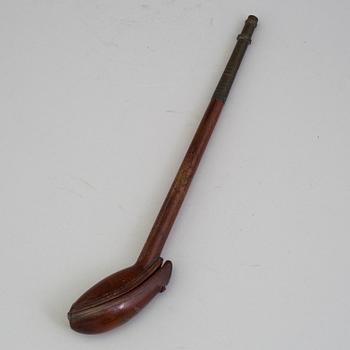 AN 18TH CENTURY WOODEN PIPE CASE.