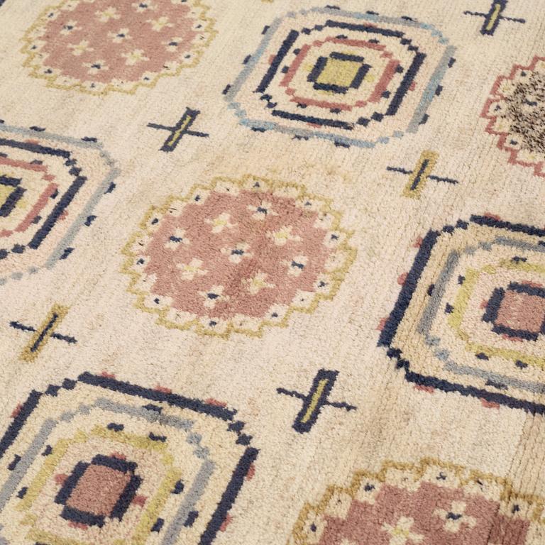CARPET. "Blåringen". Knotted pile. 304 x 210 cm. Signed AB MMF.