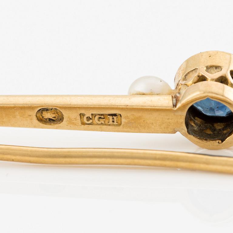 Brooch, brooch pin, CG Hallberg, 18K gold with pearls and sapphire.