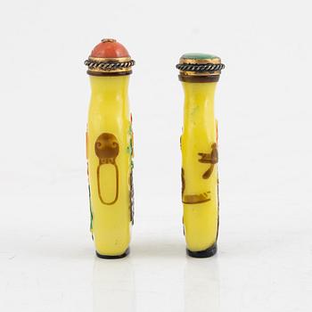 A pair of Chinese Beijing glass snuffbottles, late Qing dynasty/early 1900.