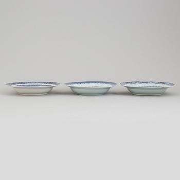 Three blue and white export porcelain plates and three deep plates, Qing dynasty, Qianlong (1736-985) and one 19th C.