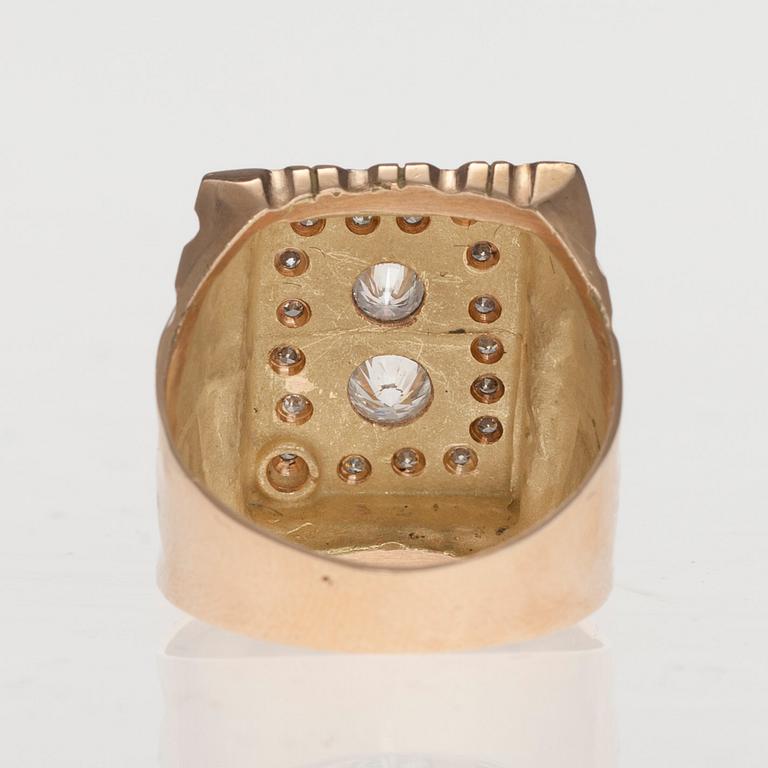 KLACKRING, 14K guld/vitguld, diamanter tot. 0,94 ct. Vikt 14,58 g. Intyg.