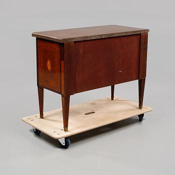 BYRÅ, gustaviansk stil, omkring 1900-talets mitt.