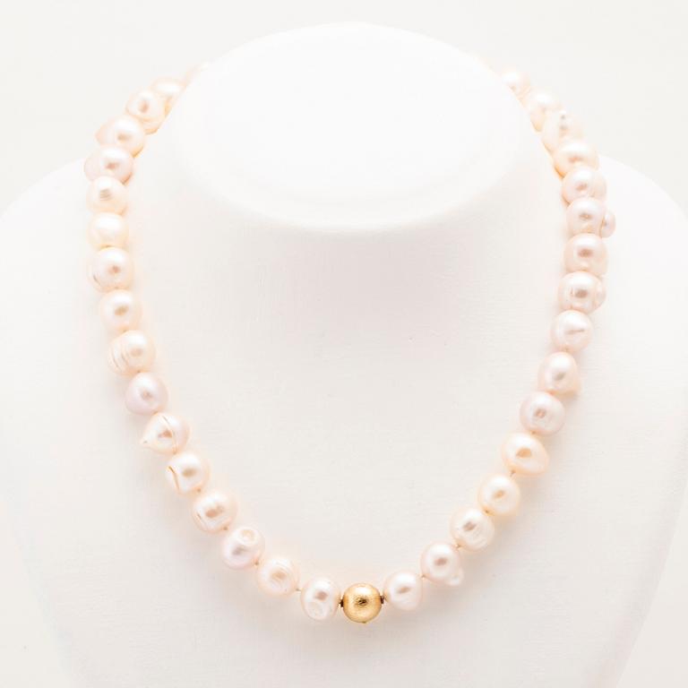 Ole Lynggaard, clasp in 18K gold with cultured baroque pearls.