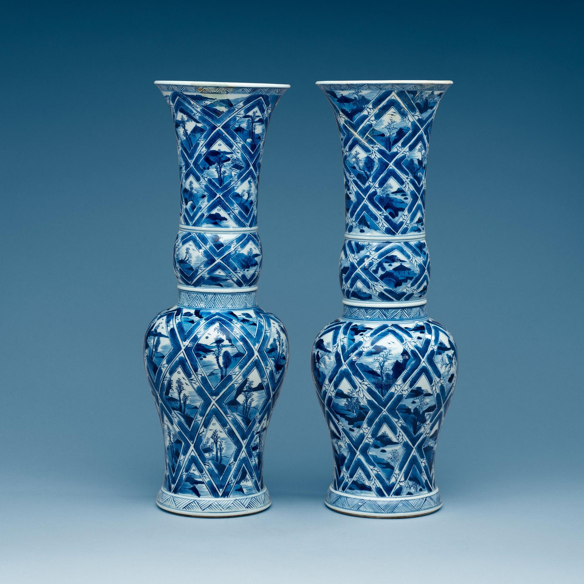 PRAKTVASER, ett par, porslin. Qing dynastin, Kangxi (1662-1722).