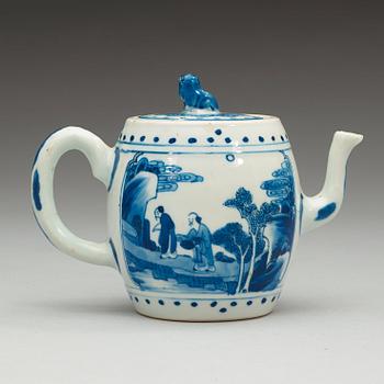 A blue and white tea pot with cover, Qing dynasty, Kangxi (1662-1722).