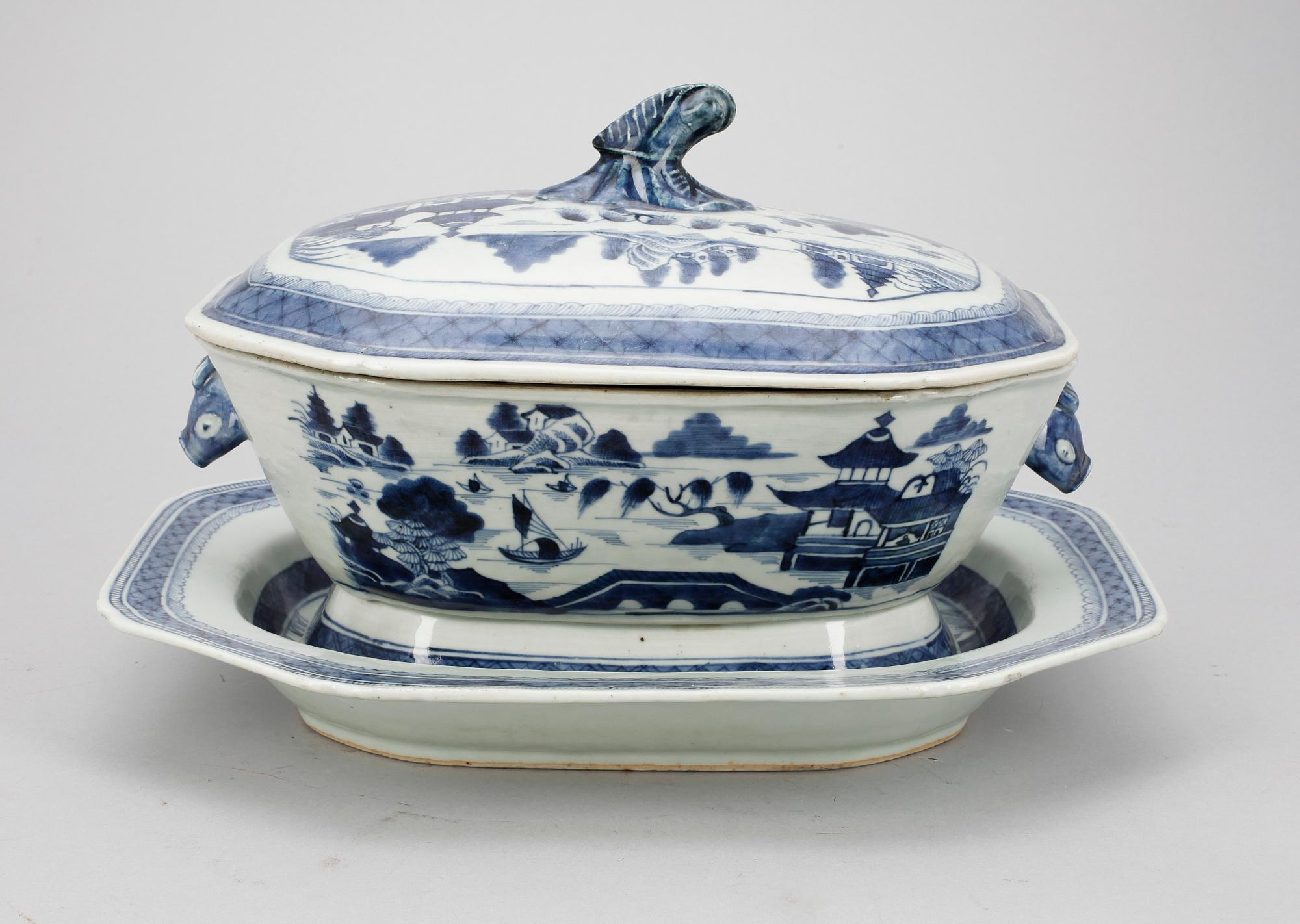 TERRIN MED LOCK OCH FAT, porslin, Jiaqing, Kina tidigt 1800-tal.