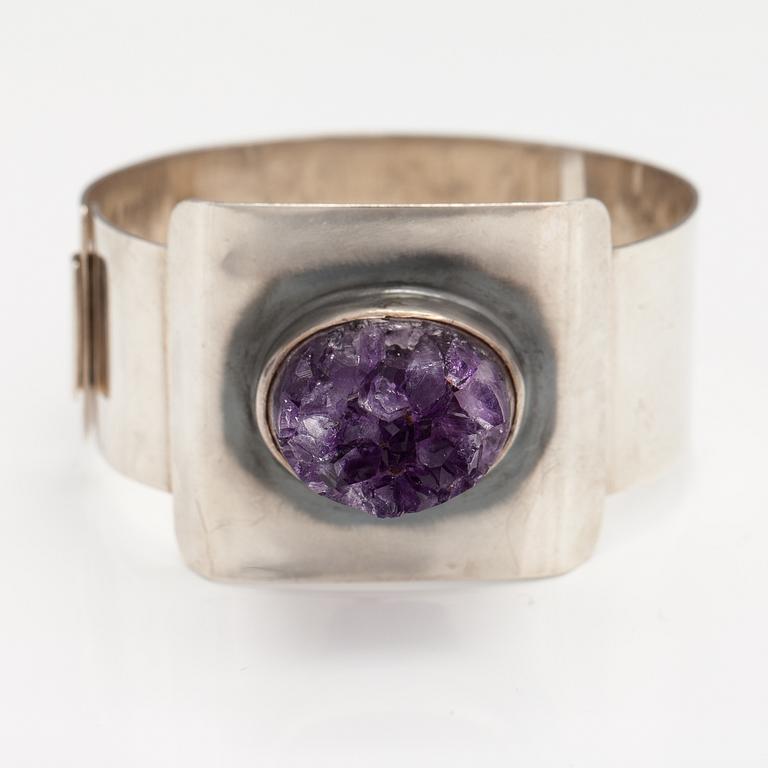 Helge Narsakka, A silver bracelet with an amethyst. For Kaunis Koru. Lahti 1963.