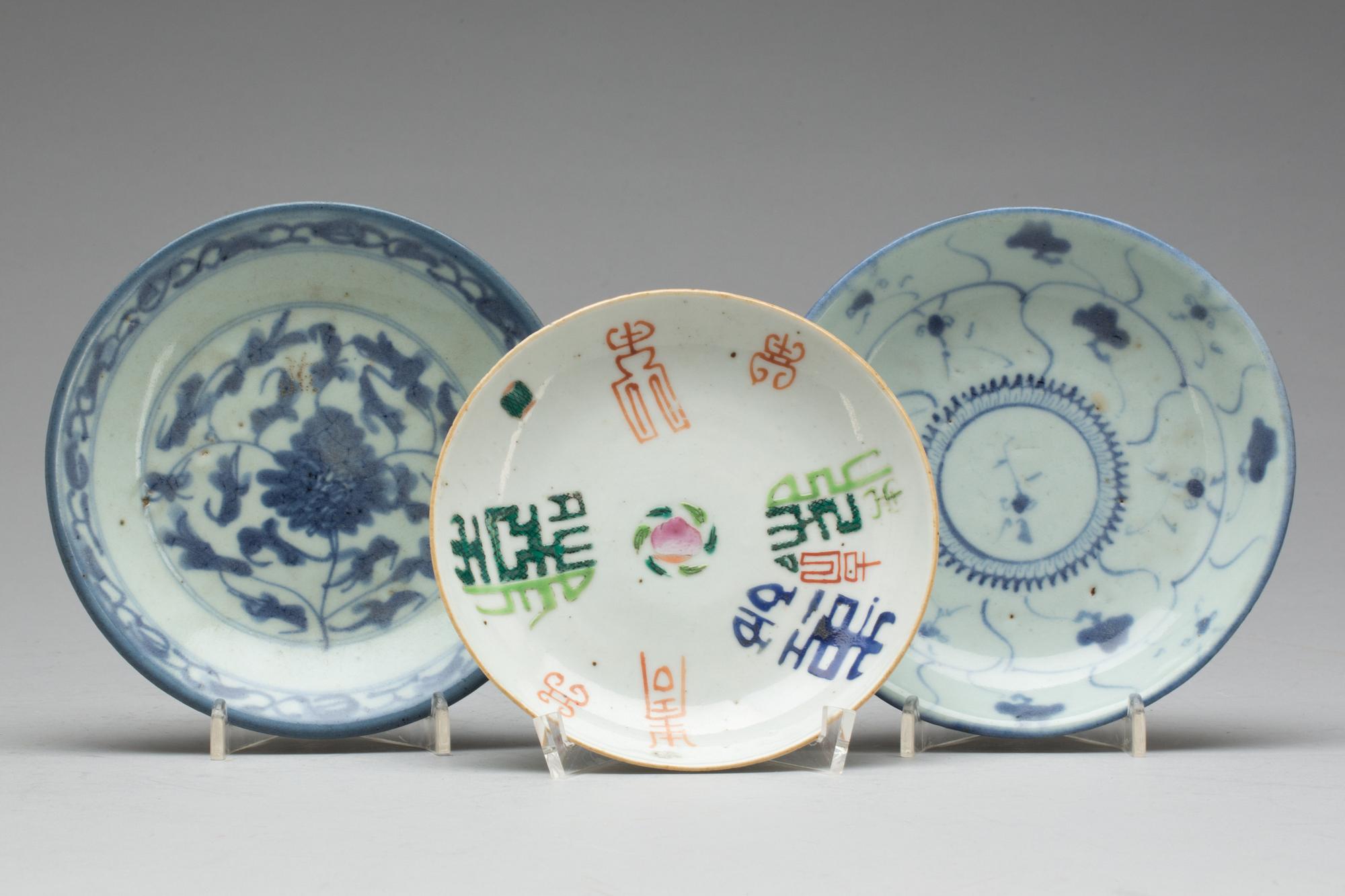 TALLRIKAR, 3 st, porslin, Kina, Ming samt 1800-tal.