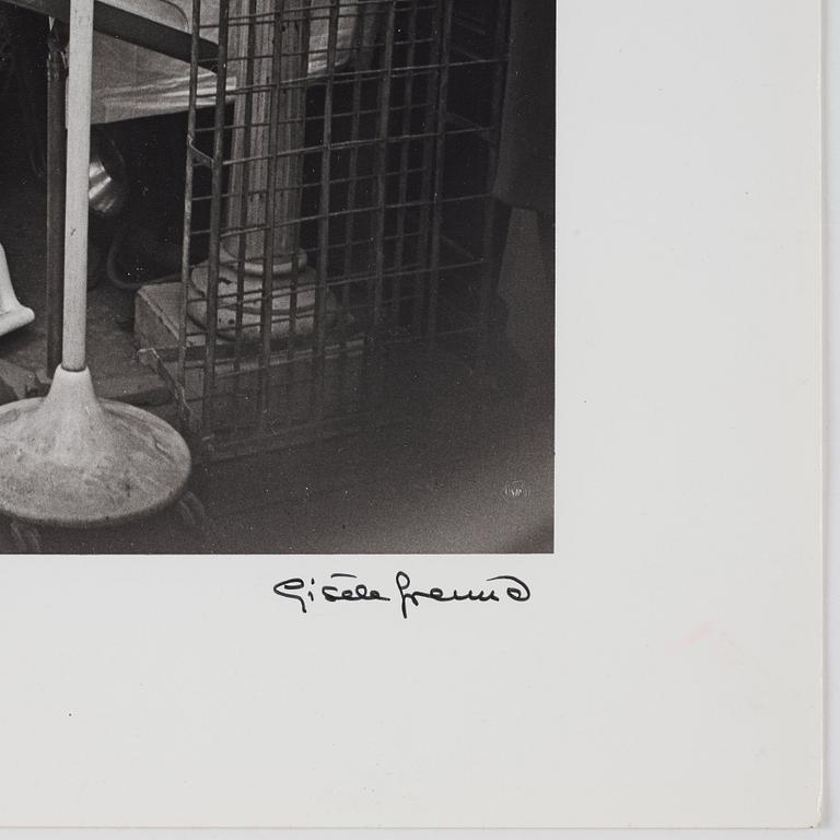 Gisèle Freund, "Marché à la Ferraille, Paris, 1958".
