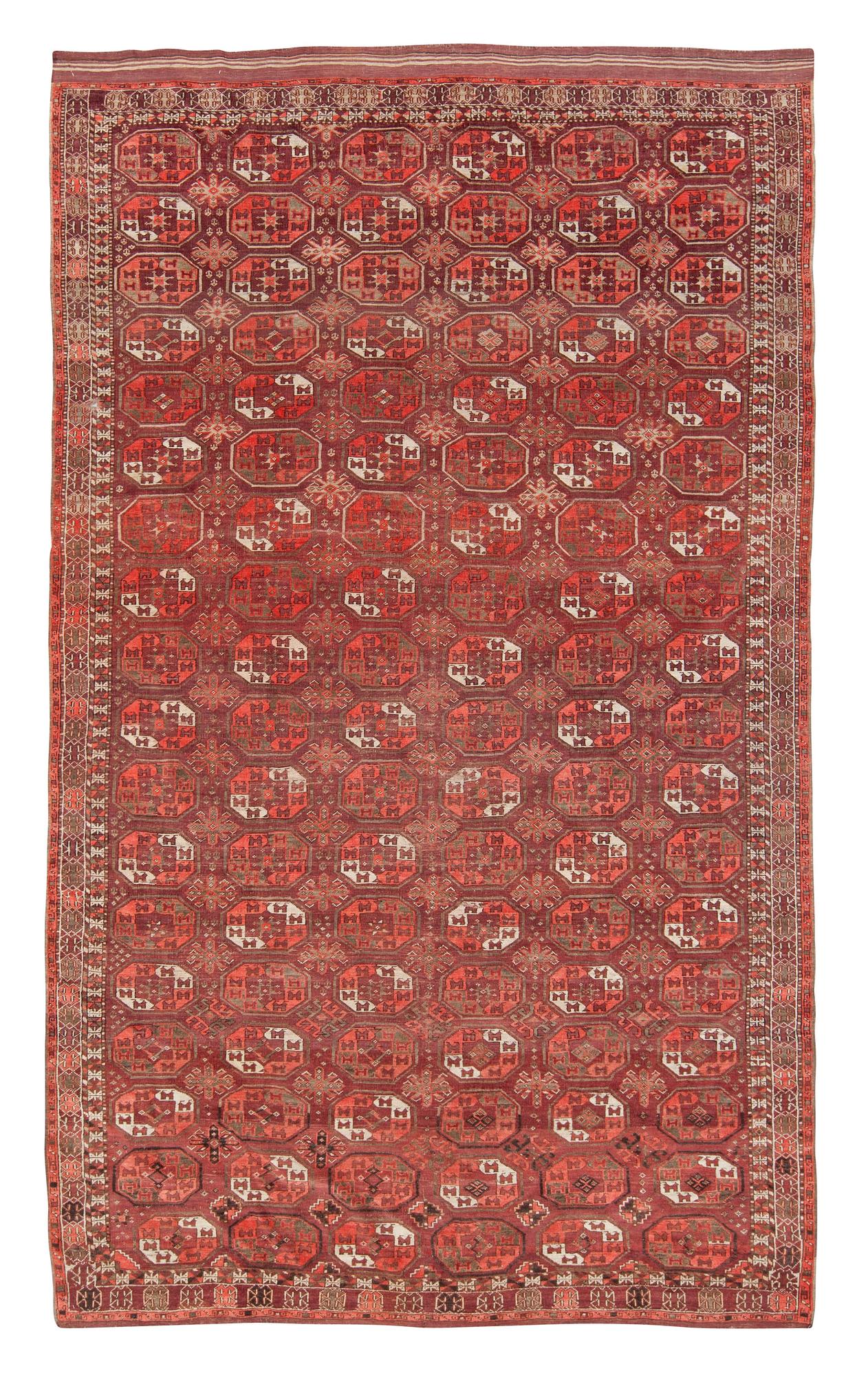MATTA, antik Turkmen. 356 x 217,5 (plus slätväv 9,5 cm på en kortsida och 2,5 på den andra).