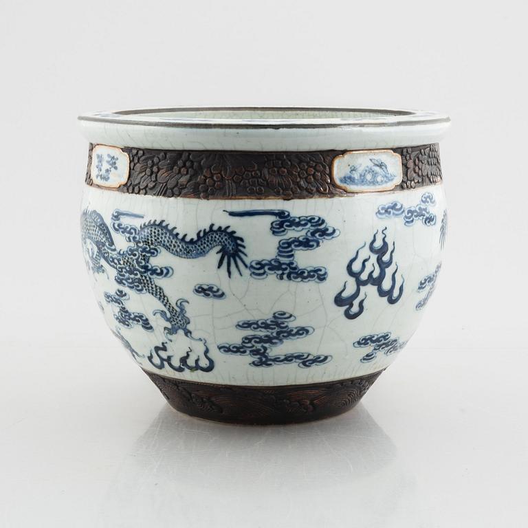 A porcelain pot/fish basin, China, Qing dynasty, late 19th century.