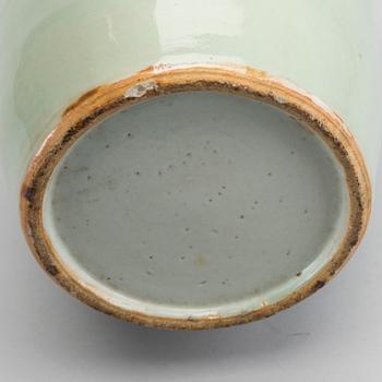 A Chinese porcelain urn, around 1900.