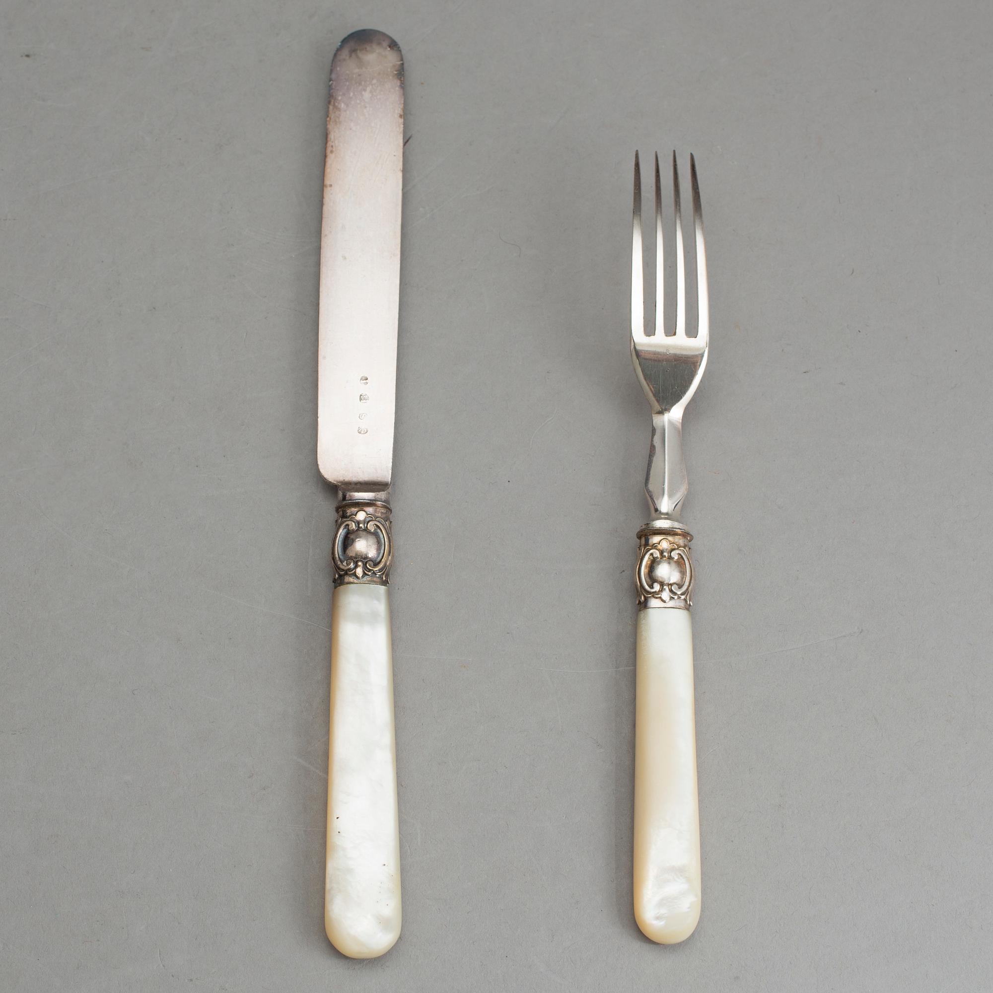 BESTICKUPPSÄTTNING, i schatull, nysilver och pärlemor, 1800-talets slut.
