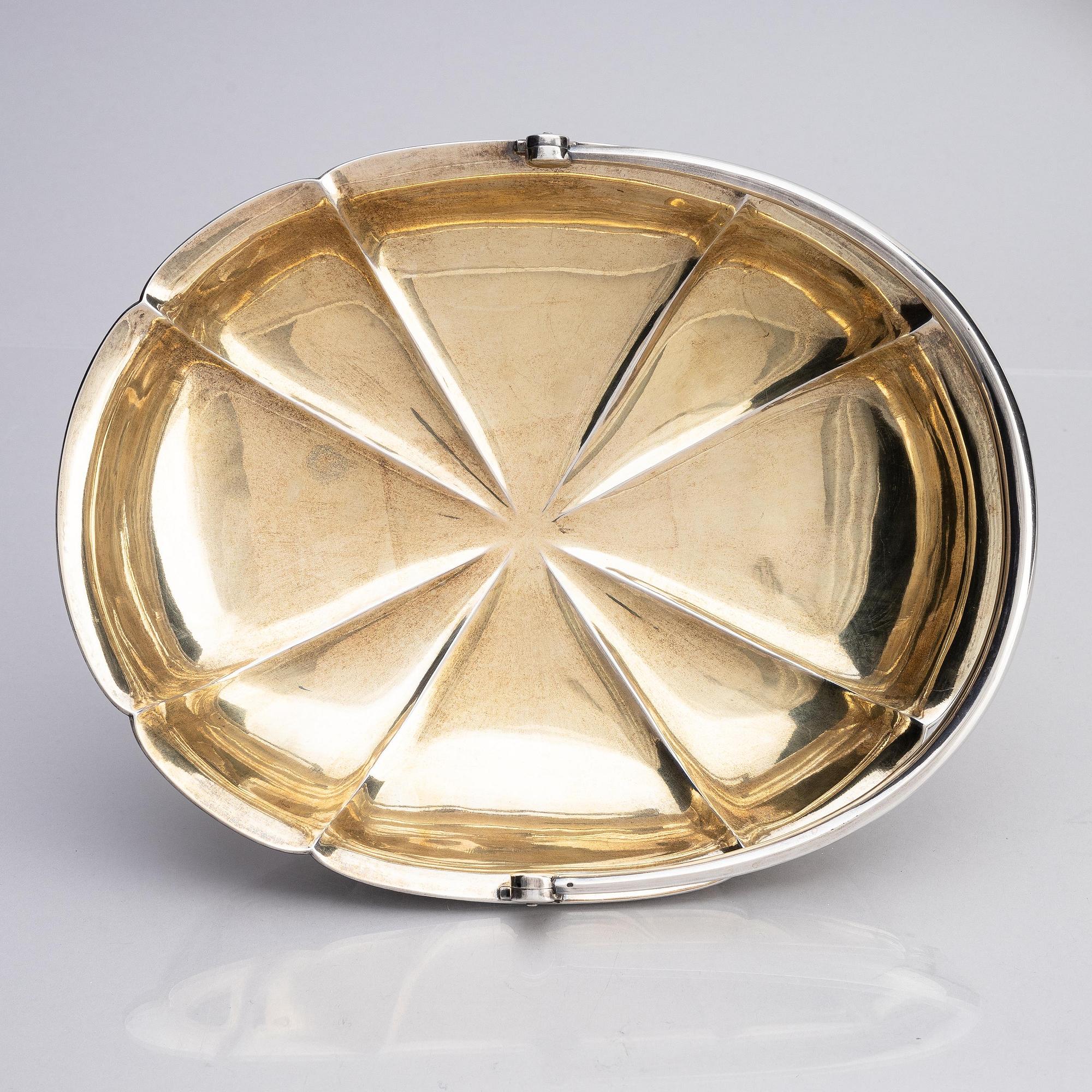 A Russian parcel-gilt silver bread basket, mark of Morosov, St. Petersburg, Russia, turn of the 20th century.